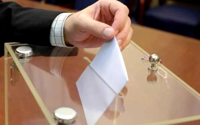 Buletinele de vot se introduc în urne sigilate Foto: arhiva Adevărul