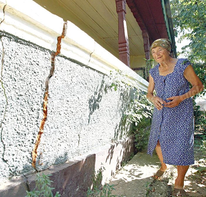 Maria Pavel (82 de ani) se teme să intre în propria locuinţă. Casa este numai fisuri şi se poate prăbuşi oricând (fotografii: Sever Gheorghe)