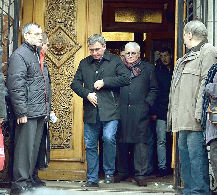 
    Hagi a asistat la slujbă şi a ieşit cu ochii în lacrimiFoto: Alex Muscaliu  