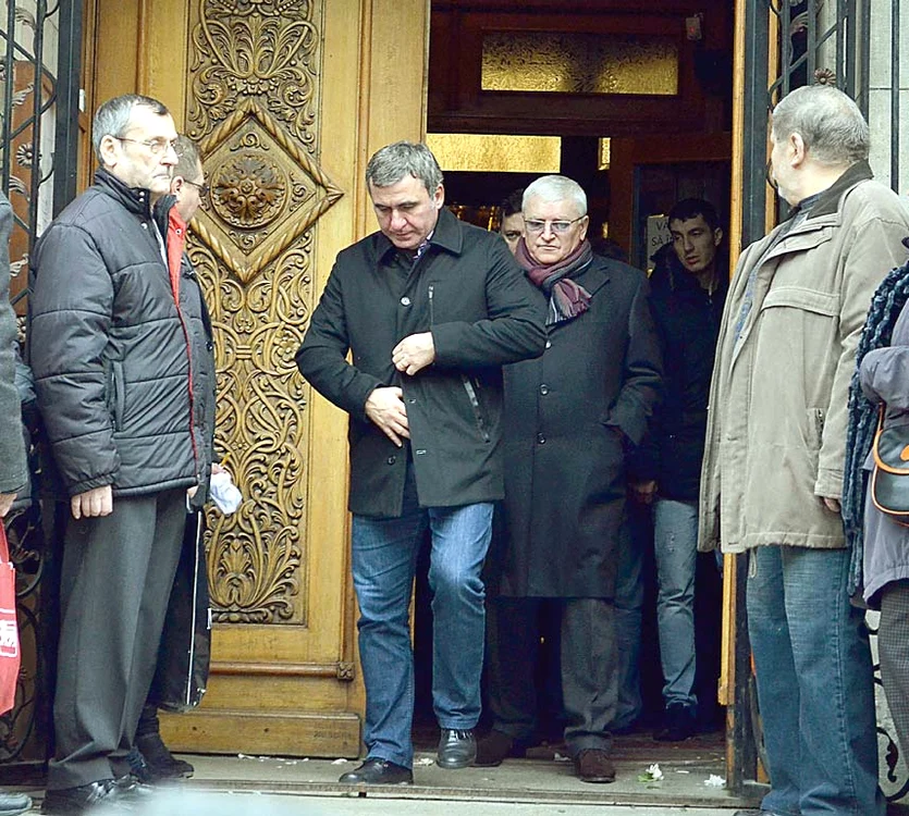 
    Hagi a asistat la slujbă şi a ieşit cu ochii în lacrimiFoto: Alex Muscaliu  