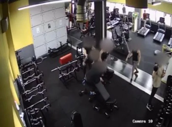 Un conflict început la sală s-a terminat tragic pe stradă. Un tânăr de 20 de ani l-a înjunghiat pe un altul de 19foto: captură video