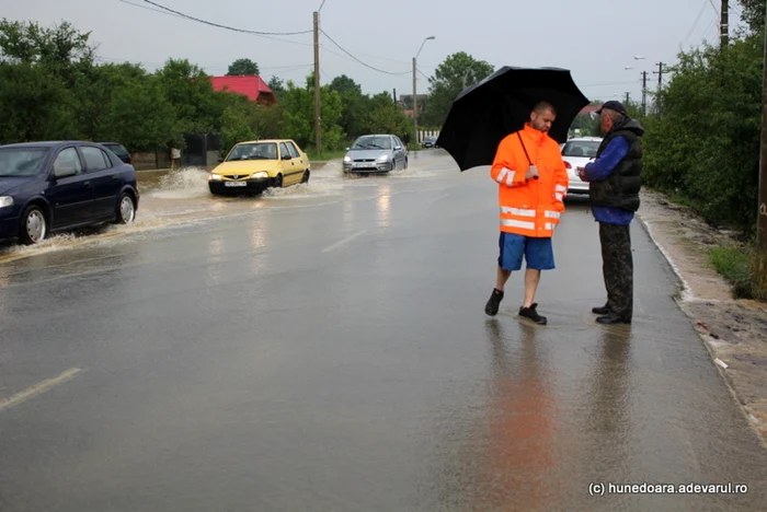 Doi localnici supăraţi pentru pagubele provocate de furtună. FOTO: Daniel Guţă. ADEVĂRUL.