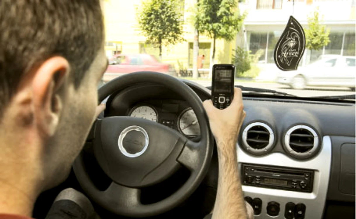 
    Radu îi filmează cu telefonul pe şoferii care încalcă regulile rutiere  