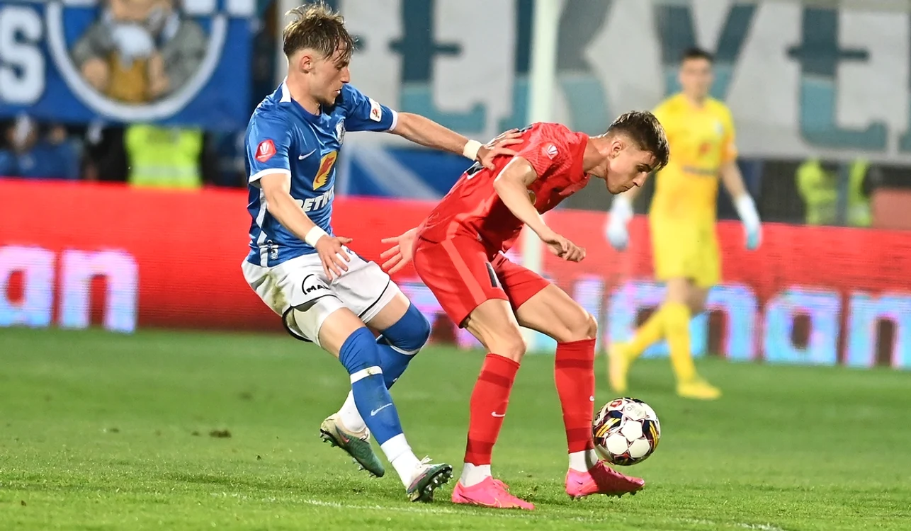 Octavian Popescu (dreapta) ar putea apărea în primul 11 (FOTO: Sportpictures)