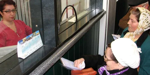 Botoşănenii stau de două ori mai mult la ghişee pentru că plătesc două facturi