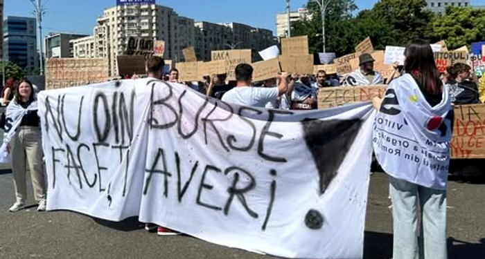 „Nu din burse faceți averi”. Studenții, protest în București față de tăierile anunțate de Guvern