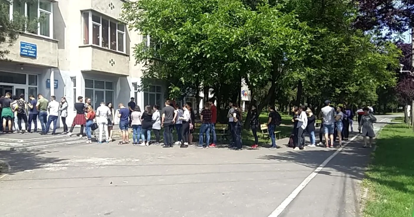 Stundenţii aşteptând să voteze pentru alegerile europarlamentare, în Complexul Studenţesc FOTO Daniel Dancea