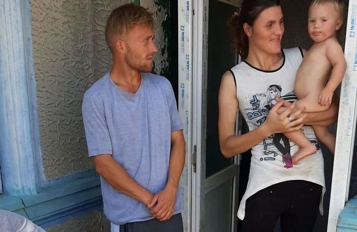 Cei doi tineri sărmani din comuna Borduşani au nevoie de ajutor FOTO Facebook/Şoapta Florilor