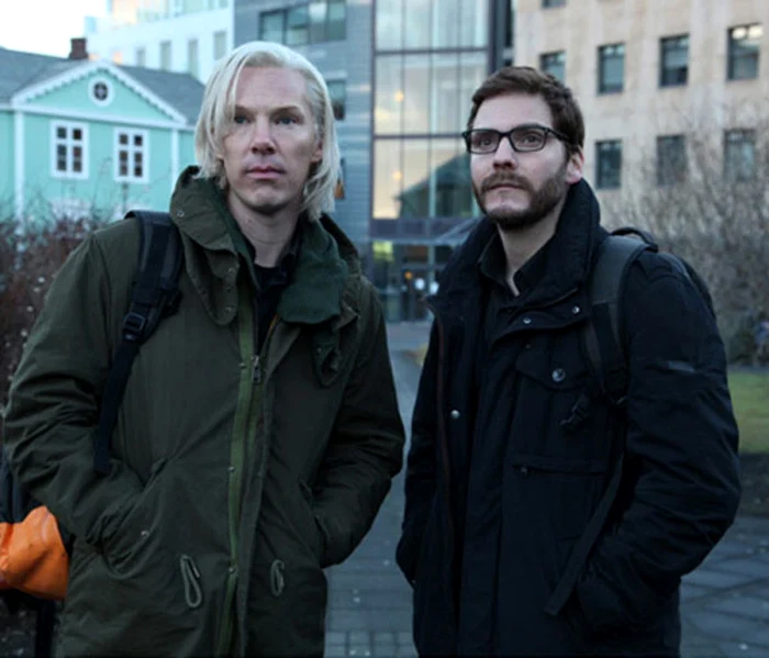 Benedict Cumberbatch şi Daniel Bruhl în „The Fifth Estate” Foto: Guardian.co.uk