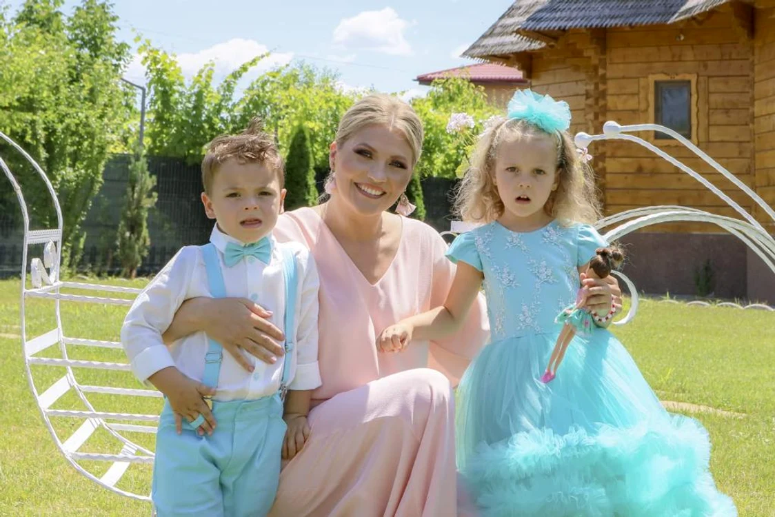 Carla și Vladimir, doi dintre cei trei copii ai Mirelei Vaida