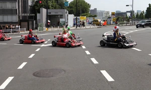 Unde ninge cu petale de cireș peste karturi jpeg