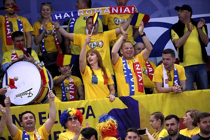 Suporterii români au încurajat frenetic echipa de Fed Cup a RomânieiFoto: EPA-EFE