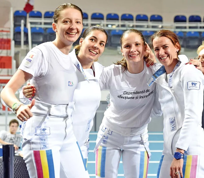 
    Echipa feminină  de spadă a luptat  aseară pentru o  medalie la JO   