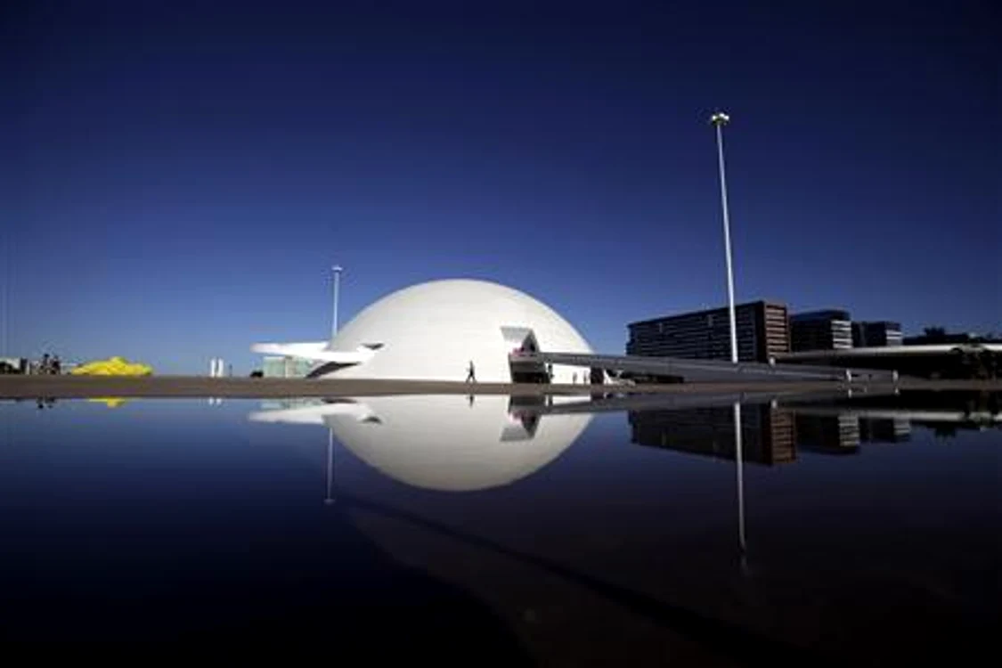 
    Muzeul Naţional din Brazilia, una dintre creaţiile lui Oscar Niemeyer  