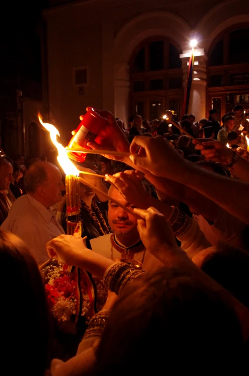Mii de tulceni au luat lumina de la Catedrală FOTO Adevărul