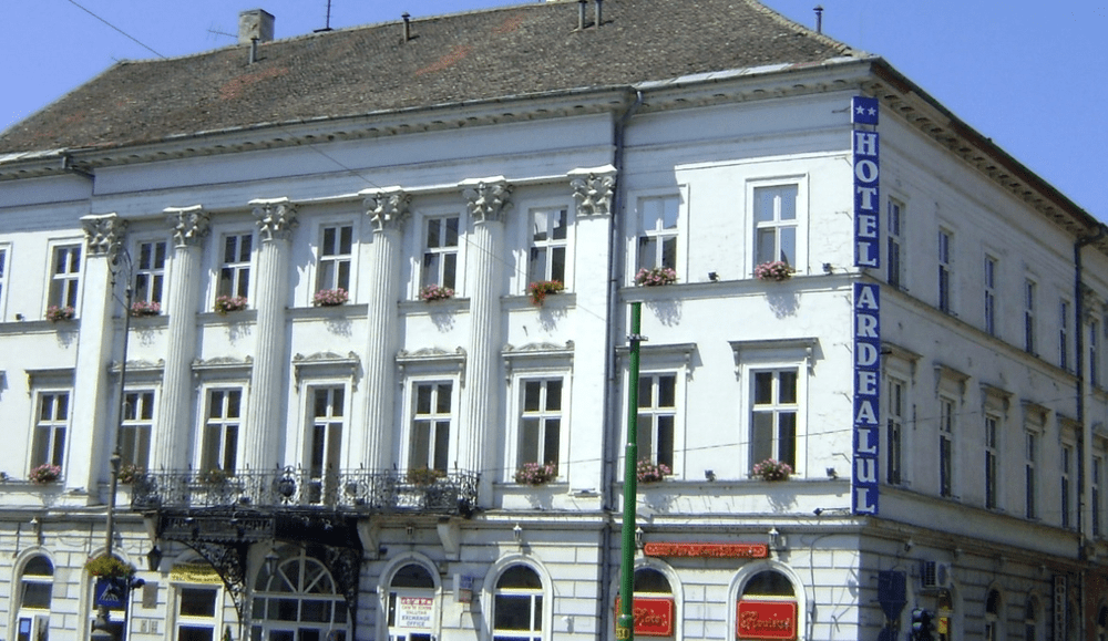 Un hotel monument istoric din Arad, vechi de aproape două secole, a fost scos la vânzare. Cât se cere pentru „Ardealul”