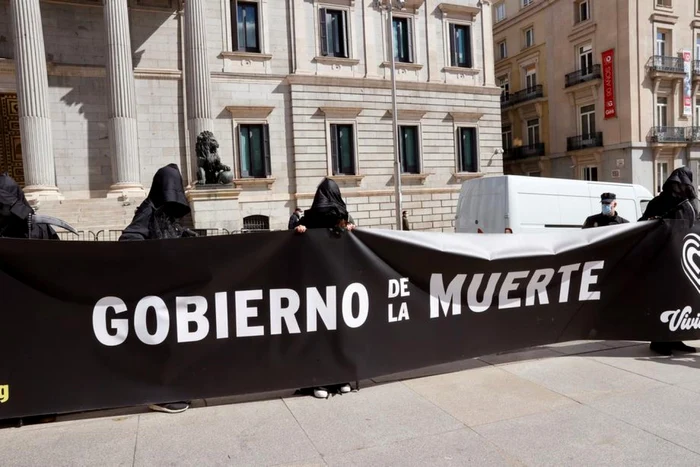 manifestanti anti eutanasie vividores în fata congresului din madrid foto epa efe