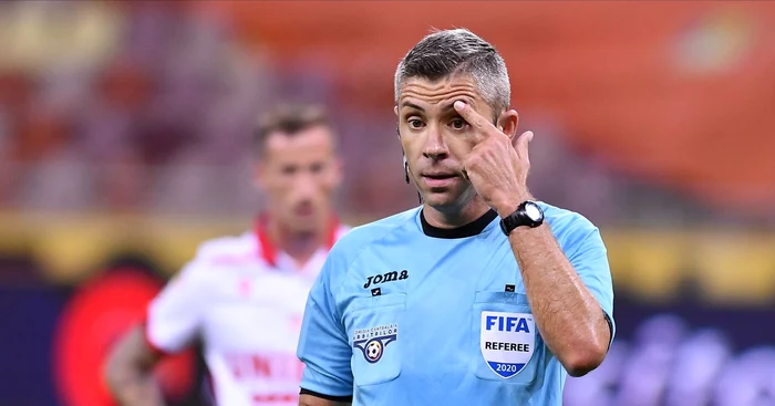 Radu Petrescu, premiat cu o delegare la un meci din Cipru. Foto EPA EFE 