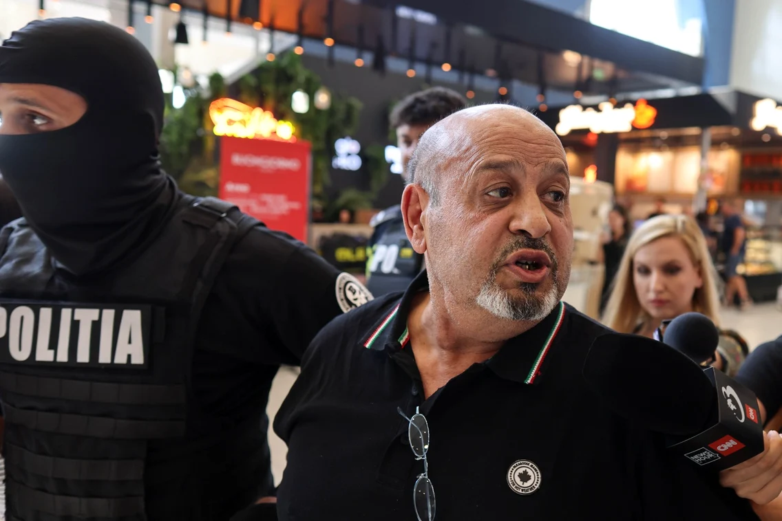 Gradu Cârpaci este însoțit de polițiști pe aeroportul internațional Henri Coandă din Otopeni, 27 iulie 2026 Inquam Photos George Călin4 jpg