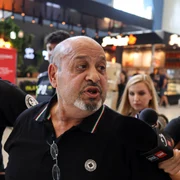 Gradu Cârpaci este însoțit de polițiști pe aeroportul internațional Henri Coandă din Otopeni, 27 iulie 2026 Inquam Photos George Călin4 jpg