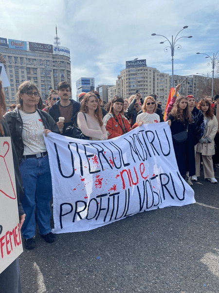 Protest de Ziua Femeii în București: „Uterul nostru NU e profitul vostru”