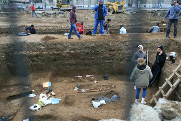 Schelete umane, descoperite la Universitate, în Bucureşti