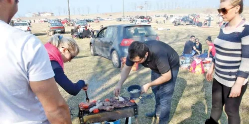 Sute de bucureşteni au umplut, ieri, până la refuz, pajiştile din zona Cernica  