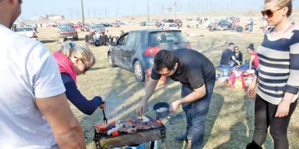 Sute de bucureşteni au umplut, ieri, până la refuz, pajiştile din zona Cernica  