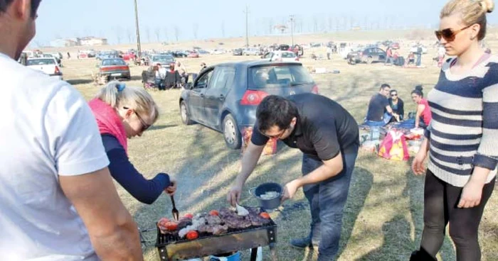 Sute de bucureşteni au umplut, ieri, până la refuz, pajiştile din zona Cernica  