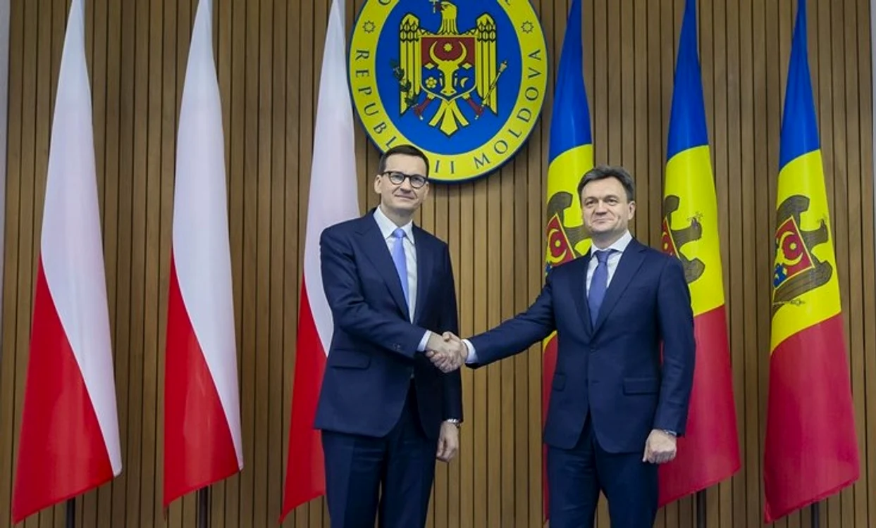 Mateusz Morawiecki (stânga) și Dorin Recean FOTO EPA-EFE