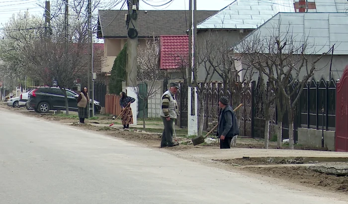 Pensionarii în putere mai muncesc prin vecini. FOTO I. Bunilă
