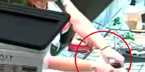 romanca surprinsa in timp ce fura un inelin Anglia sursa Daily Mail captura video jpg