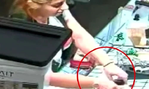 romanca surprinsa in timp ce fura un inelin Anglia sursa Daily Mail captura video jpg