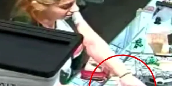 romanca surprinsa in timp ce fura un inelin Anglia sursa Daily Mail captura video jpg