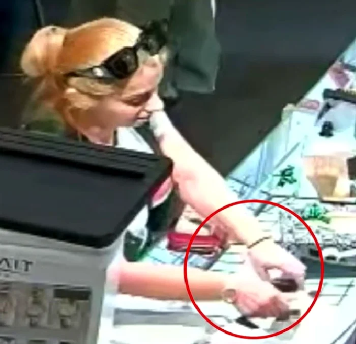Momentul în care românca fură inelul FOTO: Captură video