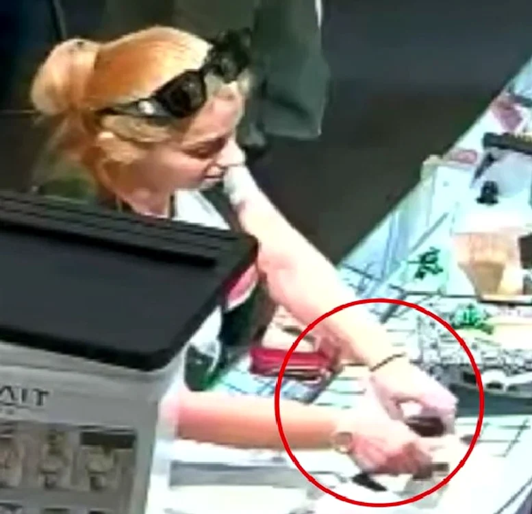 Momentul în care românca fură inelul FOTO: Captură video