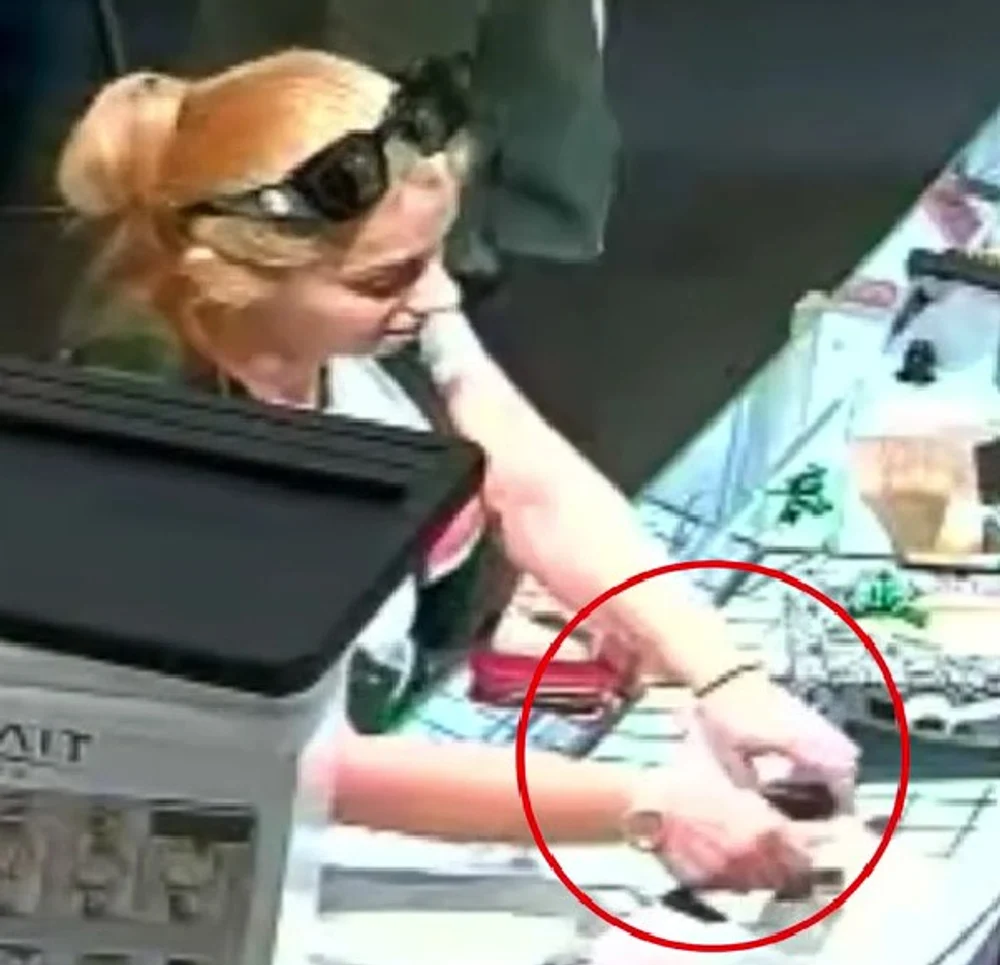 Româncă, surprinsă în timp ce fura un inel cu diamant dintr-o bijuterie britanică. A spus că avea nevoie de bani pentru copilul bolnav