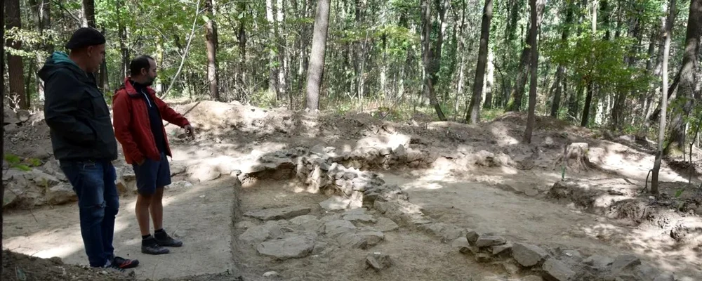 Arheologii arată locul în care a fost descoperită statueta