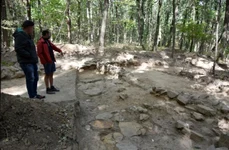 Arheologii arată locul în care a fost descoperită statueta