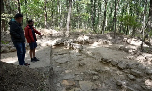 Arheologii arată locul în care a fost descoperită statueta 