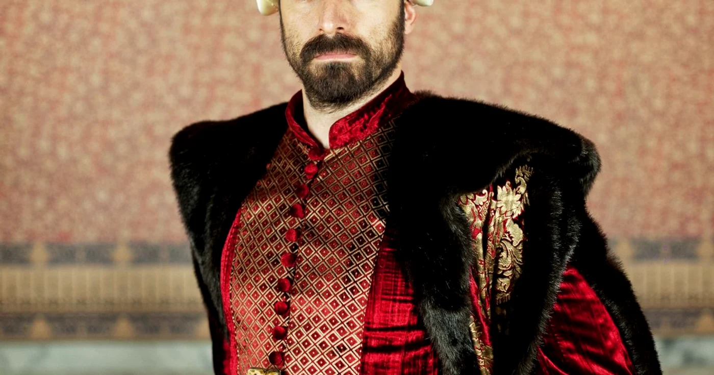 Sultanul Suleyman, interpretat de actorul Halit Ergenç, în serialul turcesc „Suleyman Magnificul - sub domnia iubirii” FOTO Kanal D