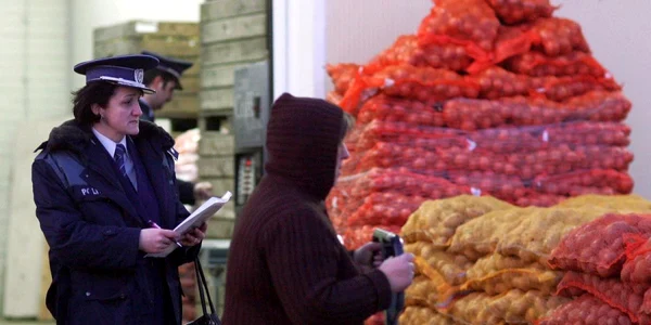 Controalele făcute în pieţe scot mai mereu la iveală că marfa se vinde fără acte