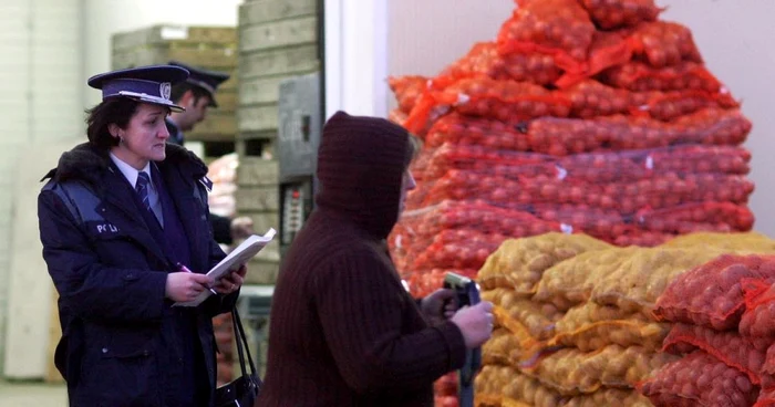 Controalele făcute în pieţe scot mai mereu la iveală că marfa se vinde fără acte