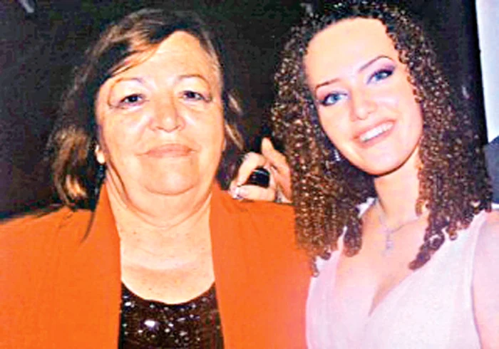 Alături de bunica ei, cea care a îndemnat-o să se prezinte la castingul pentru LaLa Band