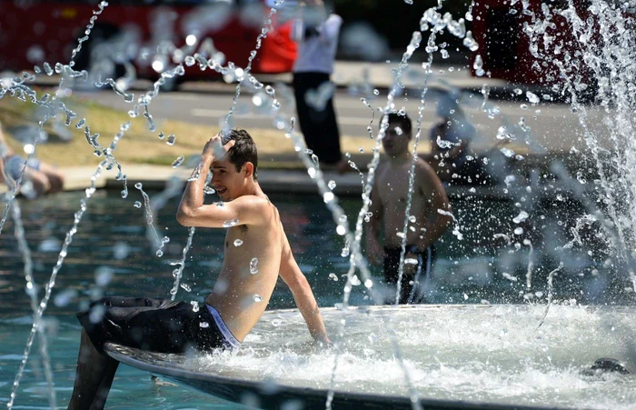 Cel puţin până marţi, canicula va pune stăpânire pe 27 de judeţe din ţară. FOTO Reuters