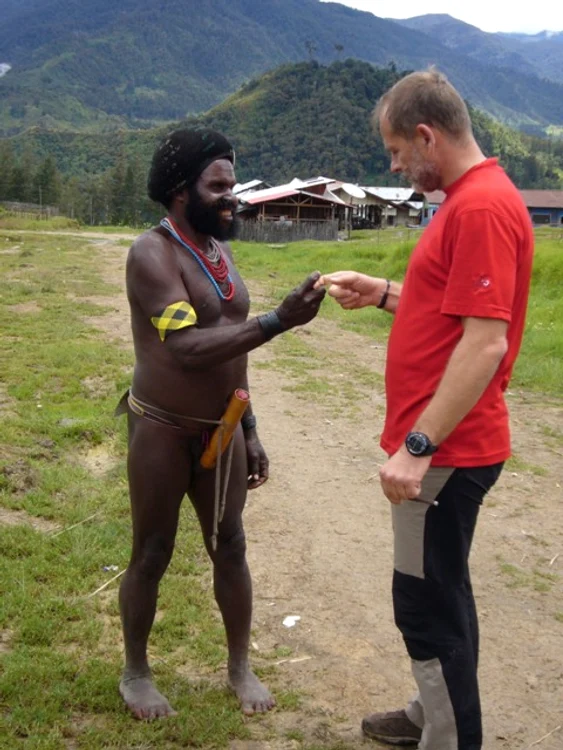 În Papua Noua Guinee s-a împrietenit cu băştinaşii