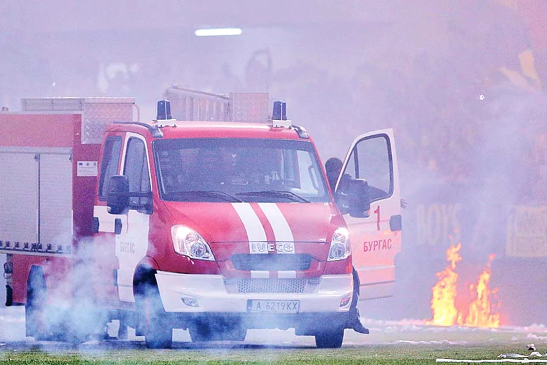 Jocul a fost oprit de două ori, lângă Moţi şi Luchin aterizând pe gazon torţe şi fumigene (Fotografii: sportal.bg)