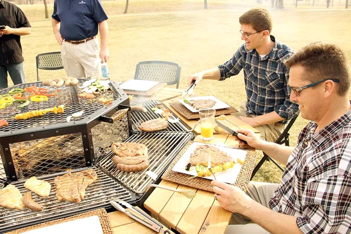 Opt oameni mănâncă deodată