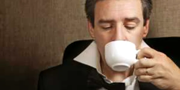 Simptomele mahmurelii dispar dacă beţi ceai,  nu cafea