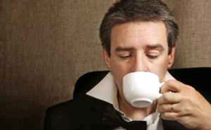 Simptomele mahmurelii dispar dacă beţi ceai, nu cafea